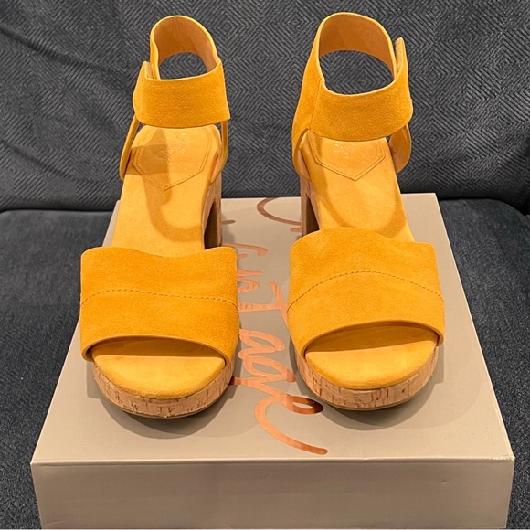 Crown Vintage Yellow Suede Platform Sandal Size 10 - Picture 3 of 6